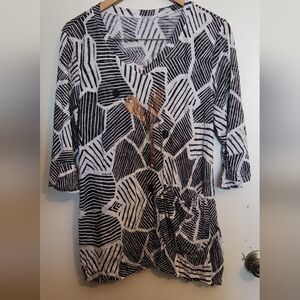 Black and White Geometric Patterned Top